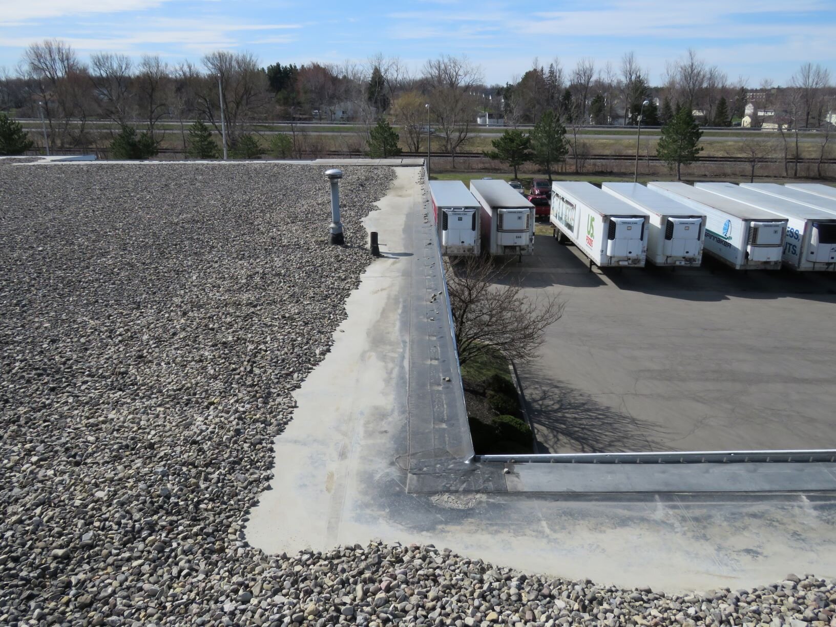 Ballasted EPDM roof. The stone ballast has shifted away from the perimeter due to wind agitation of the membrane.