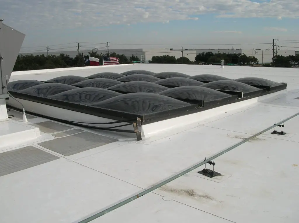 Skylights: system of acrylic domes and aluminum framing.